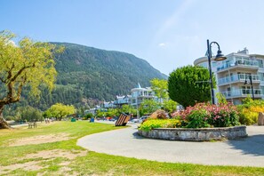 Property grounds - Wanderlust | Studio Suite with Private Patio (Harrison Hot Springs)