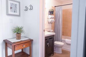 Secador de pelo, toallas