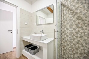 Kostenlose Toilettenartikel, Haartrockner, Bademäntel, Handtücher