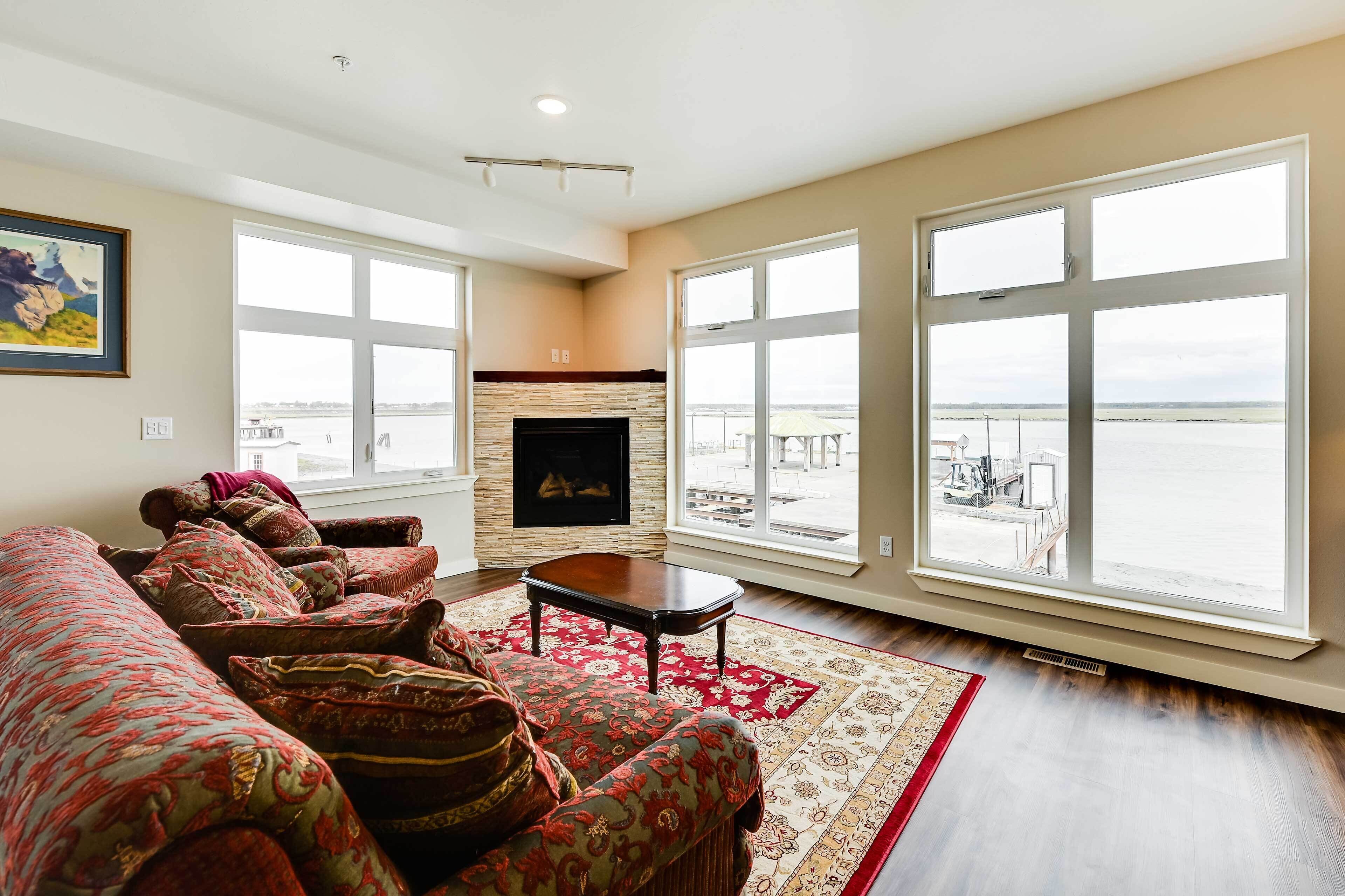 Waterfront Kenai Townhome < 1 Mi to Beach!