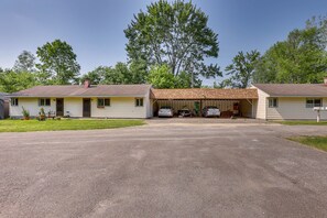 Exterior - Cozy Youngstown Apartment w/ Central A/C + Heating (Youngstown)