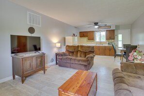 TV, books - Cozy Youngstown Apartment w/ Central A/C + Heating (Youngstown)