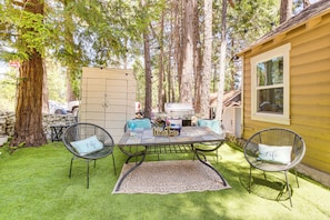 Outdoor dining - Pet-Friendly California Abode w/ Fenced-In Yard! (Crestline)