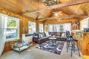 TV, fireplace, books - Pet-Friendly California Abode w/ Fenced-In Yard! (Crestline)