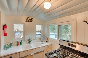 Fridge, microwave, oven, stovetop - Pet-Friendly California Abode w/ Fenced-In Yard! (Crestline)