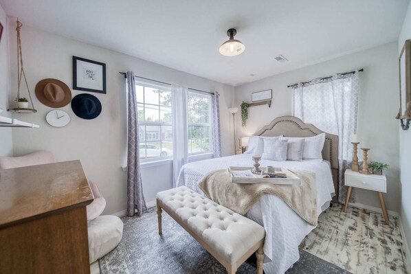 3 makuuhuonetta, työpöytä, vauvan matkasänky, Wi-Fi