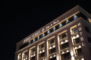 A hotel with a prominent sign reading 'Jeddah Homes Hotel' in Arabic. - Jeddah Homes Boutique Hotel (Amman)