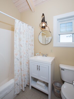 Towels, soap, shampoo, toilet paper - Beautiful River front 1 bedroom Cottage (Edgecomb)