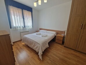 2 bedrooms, bed sheets