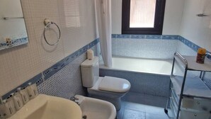 Douche, bidet, serviettes fournies, shampoing