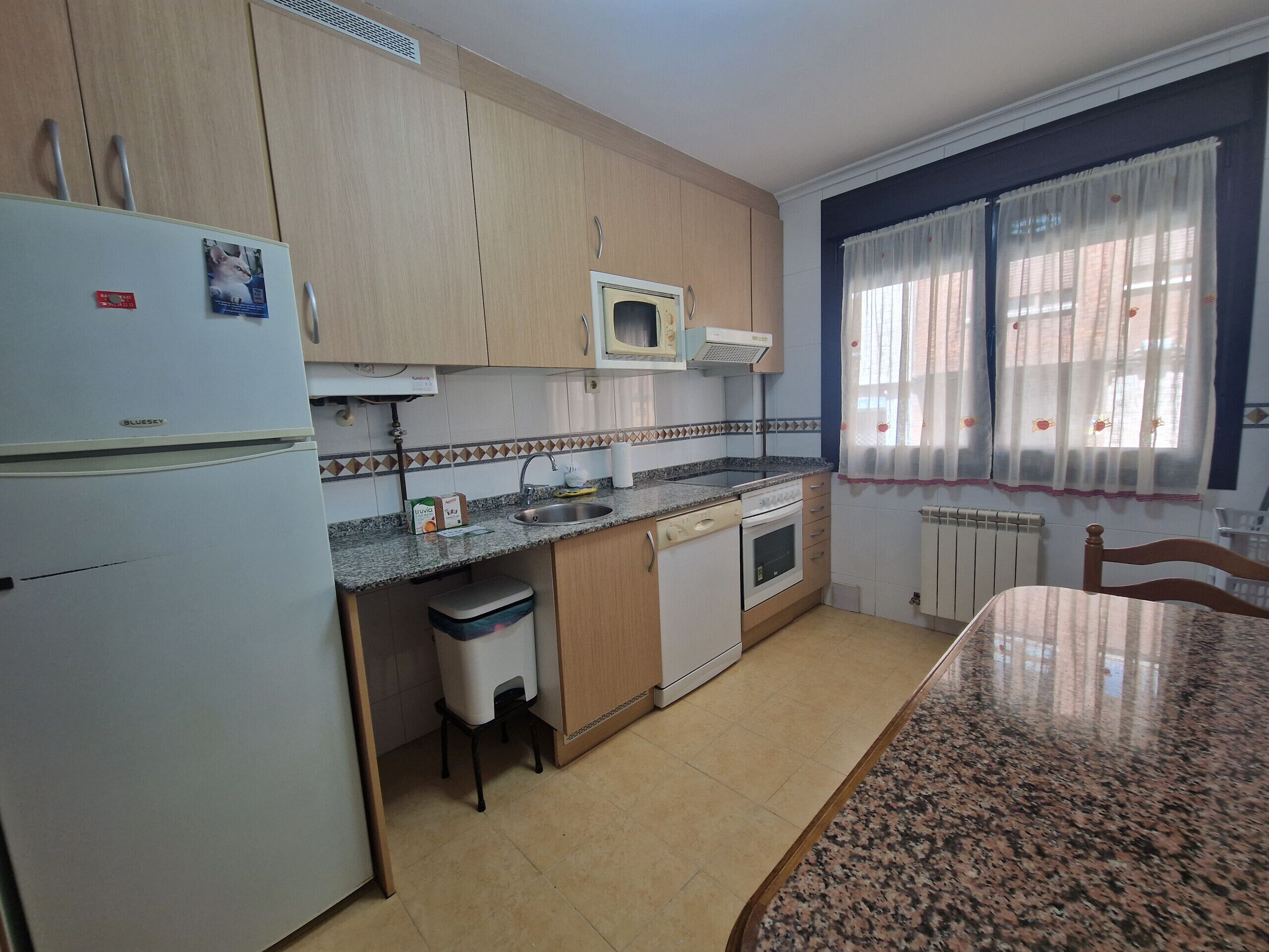 Een koelkast, een magnetron, een oven, een koffiezetapparaat/waterkoker