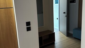Habitación triple Confort, 1 habitación, vistas al mar | Zona de estar | Televisión LED de 32 pulgadas con canales digitales
