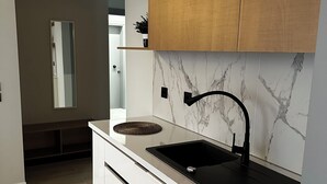 Apartamento Deluxe, 1 habitación, cocina, vistas al mar | Zona de estar | Televisión LED de 32 pulgadas con canales digitales