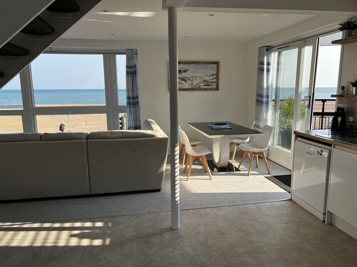 Beachfront apartment with terrace ( pet friendly )