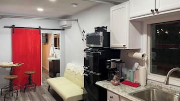 Maison luxueuse | Cuisine privée | Réfrigérateur grande capacité avec congélateur, four à micro-ondes