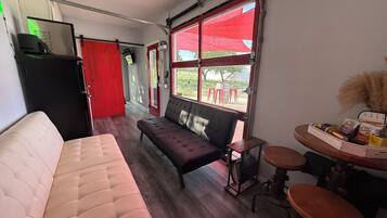 Maison Luxe | Coin séjour | TV connectée de 47 pouces avec chaînes numériques, télévision, cheminée