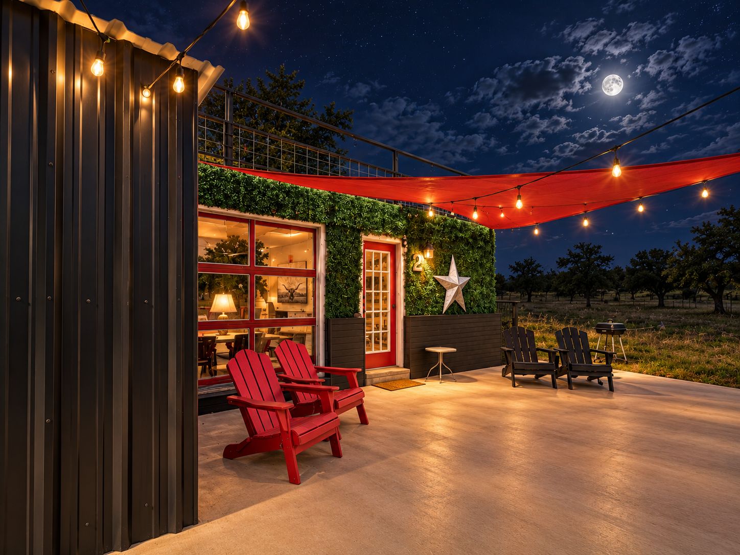 Un área de patio al aire libre con sillas Adirondack rojas, una parrilla y luces colgantes.