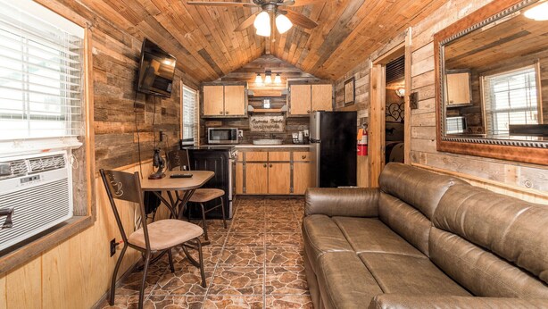 TV - Charming Cabin in Bandera - Cypress Trails Guesthouse (Bandera)