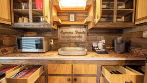 Coffee/tea maker, fridge, microwave, oven - Charming Cabin in Bandera - Cypress Trails Guesthouse (Bandera)