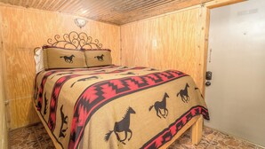 1 bedroom, WiFi, bed sheets - Charming Cabin in Bandera - Cypress Trails Guesthouse (Bandera)