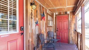 Property grounds - Charming Cabin in Bandera - Cypress Trails Guesthouse (Bandera)