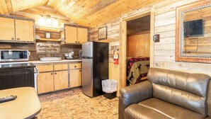 Interior - Charming Cabin in Bandera - Cypress Trails Guesthouse (Bandera)