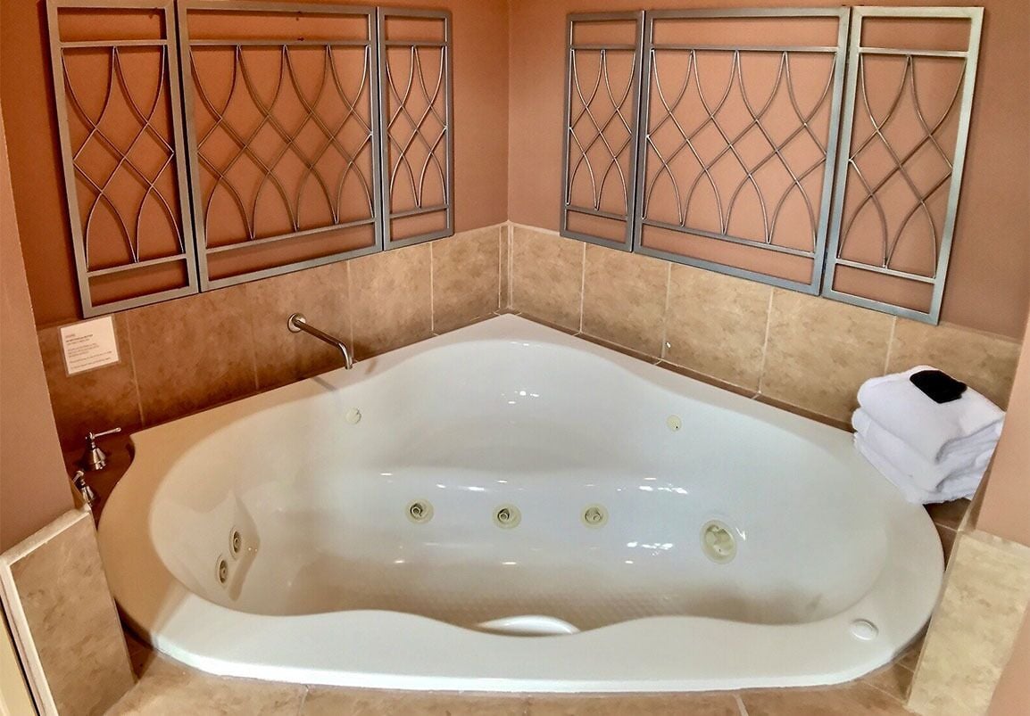 Dusche, Whirlpool, Haartrockner, Handtücher