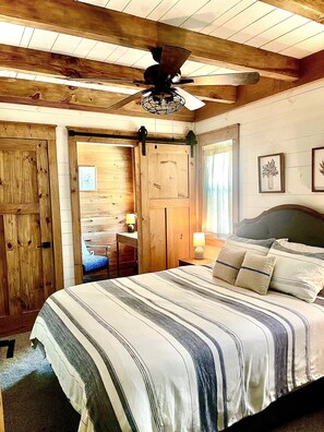 3 habitaciones, escritorio y tabla de planchar con plancha 