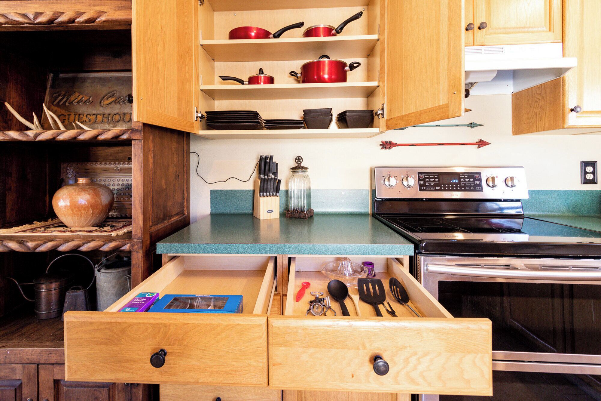 Kjøleskap, mikrobølgeovn, ovn og kaffetrakter/tekoker