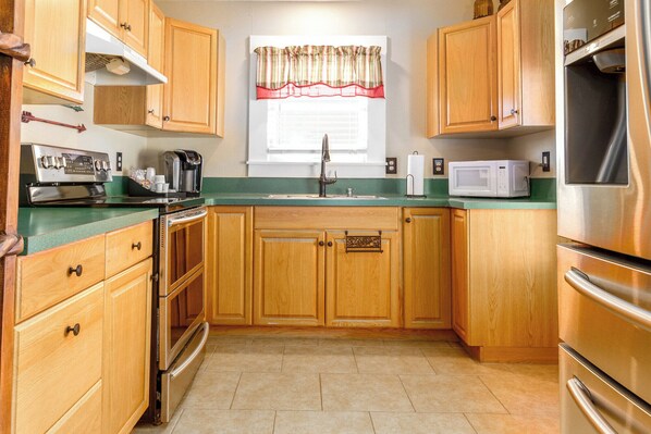 Kitchen - Miss Cathy's Guesthouse - Downtown Bandera (Bandera)