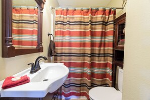 Combined shower/bathtub, hair dryer, towels