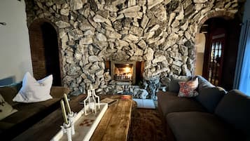 TV connectée, cheminée, jeux vidéo, table de tennis de table