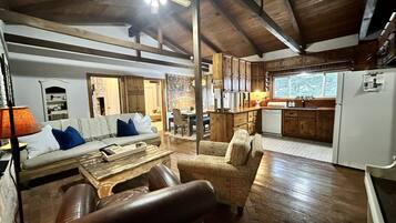 Una Smart TV, una chimenea, videojuegos, una mesa de tenis de mesa