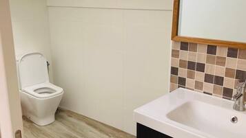 豪華開放式客房 | 浴室 | 淋浴設備、免費盥洗用品、毛巾、肥皂