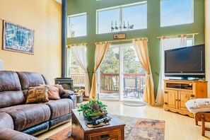 Smart TV, chimenea y reproductor de DVD 