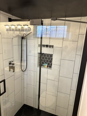 Een douche, een haardroger, handdoeken, zeep