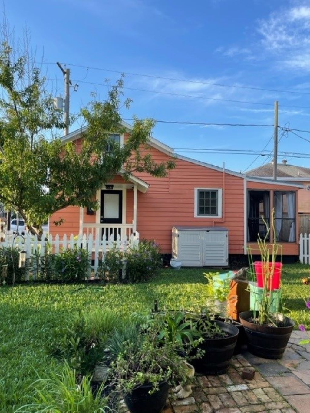 Beautifully Remodeled 1915 Guest House Nestled in Historic East End District!