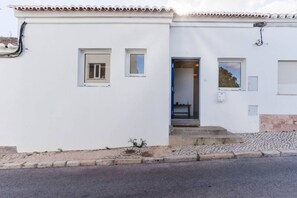 Exterior detail - Casa Rua da Ilha Terceira by Lisbeyond (Lagos)