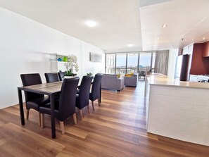 Departamento Premier, 3 habitaciones, para no fumadores, vista a la ciudad | Área de sala de estar