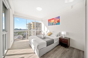 Cortinas blackout, tabla de planchar con plancha y cuna de viaje 