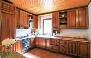 Refrigerador, parrilla de estufa y cafetera y tetera 