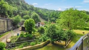 A rural landscape with a house surrounded by lush greenery and a hillside. - Beautiful home in Sesta Godano (Sesta Godano)