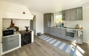 Fridge, stovetop, dishwasher, coffee/tea maker - 2 bedroom gorgeous home in Hyltebruk (Hyltebruk)