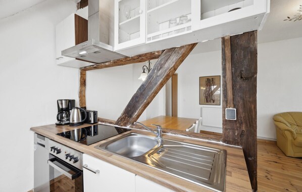 Kühlschrank, Geschirrspüler, Wasserkocher mit Kaffee-/Teezubehör