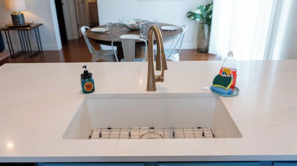 Apartamento, varias camas, balcón, vistas a la piscina | Restauración