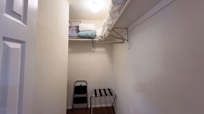 Condo, varias camas, balcón, vista a la alberca | Interior