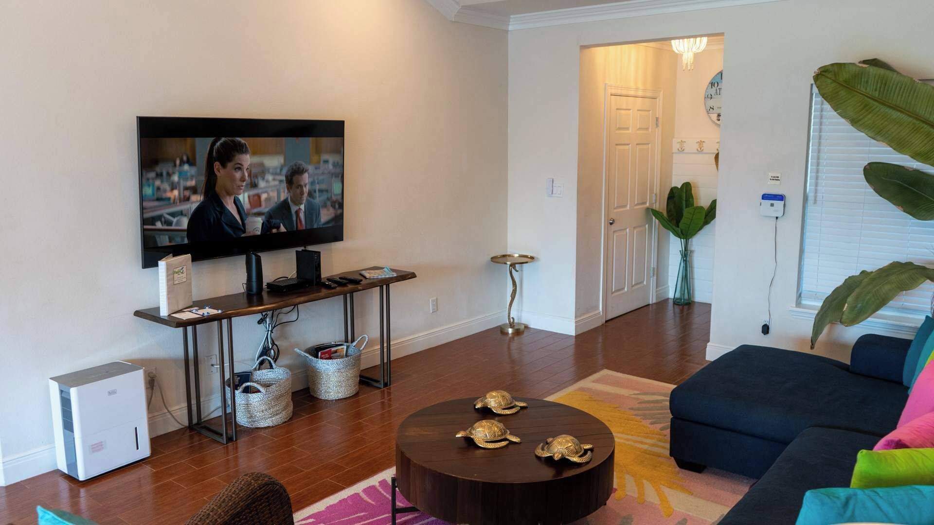 Condo, Plusieurs lits, balcon, vue sur la piscine | Aire de séjour | Téléviseur de 40 po avec télévision numérique