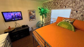 Condo, varias camas, balcón, vista a la alberca | 1 habitación, decoración personalizada y muebles diferentes