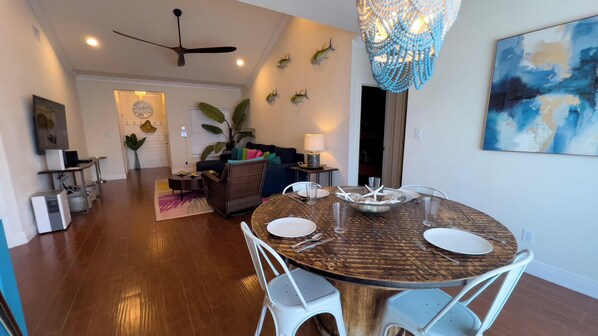 Condo, varias camas, balcón, vista a la alberca | Interior