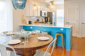 Appart'hôtel, plusieurs lits, balcon, vue piscine | Cuisine privée | Réfrigérateur, micro-ondes, four, plaque de cuisson